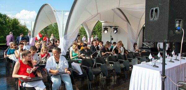 Летняя веранда на крыше в центре Москвы