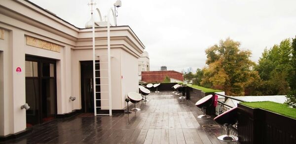 Летняя веранда на крыше в центре Москвы