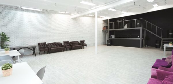 Лофт Империя Лофт с барной стойкой и балконом