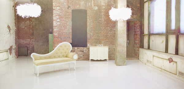 Apriori Photo Нежный лофт с арочными окнами 