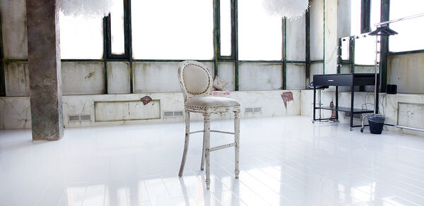 Apriori Photo Нежный лофт с арочными окнами 