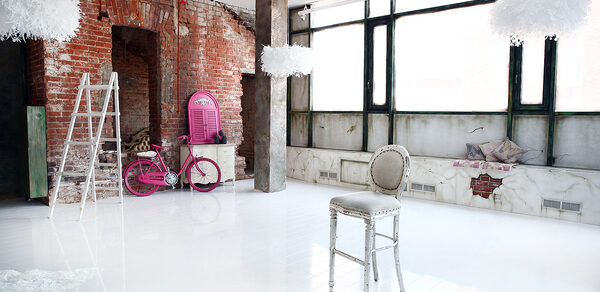 Apriori Photo Нежный лофт с арочными окнами 