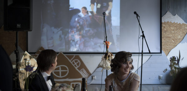 Стильный лофт в скандинавском стиле. Вход с улицы. Свадебное поздравление, видео на большом экране. 