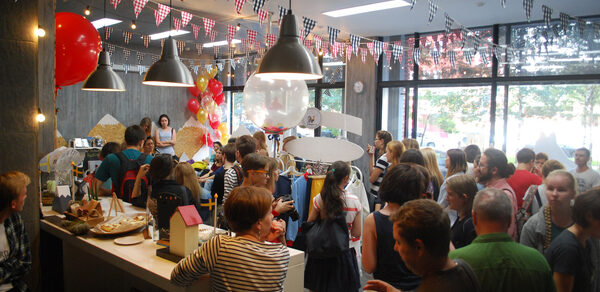 Стильный лофт в скандинавском стиле. Вход с улицы. Толпа народу на вечеринке в лофте днем.