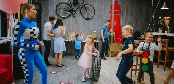 Стильный лофт в скандинавском стиле. Вход с улицы. Детский праздник в аниматором "дорожный инспектор"