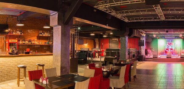 Большой лофт с барными стойками