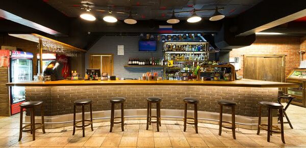 Большой лофт с барными стойками