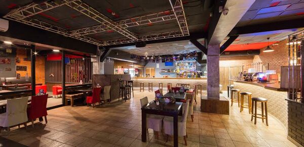 Большой лофт с барными стойками