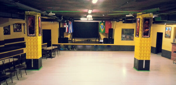 Клубное пространство со сценой