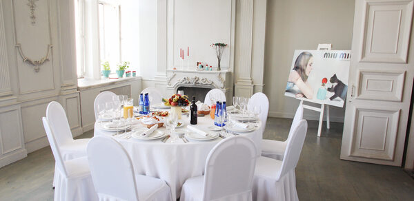 FotoFaktura Зал с белым барокко и большими окнами