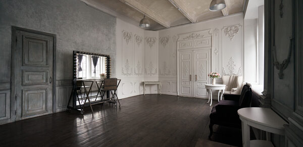 FotoFaktura Зал с белым барокко и большими окнами
