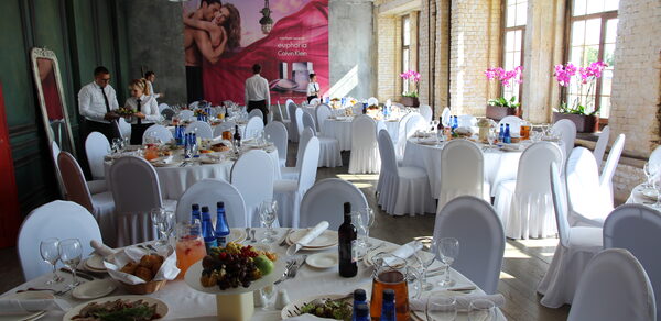  FotoFaktura. Зал с большими окнами 