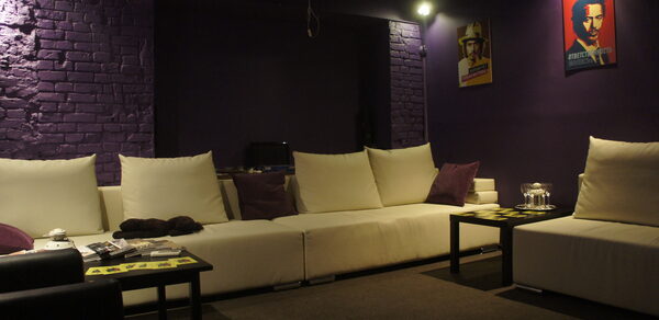 Мини-кинотеатр с играми и кальяном