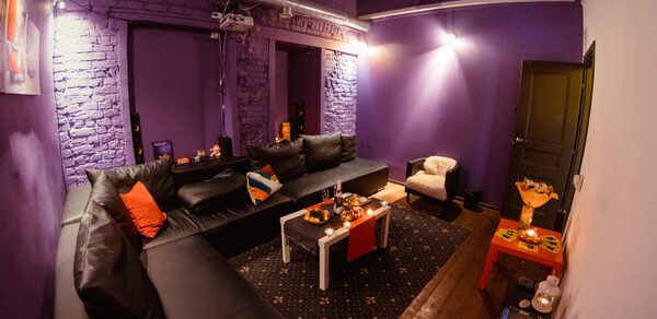 Мини-кинотеатр с играми и кальяном