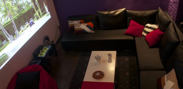 Мини-кинотеатр с играми и кальяном