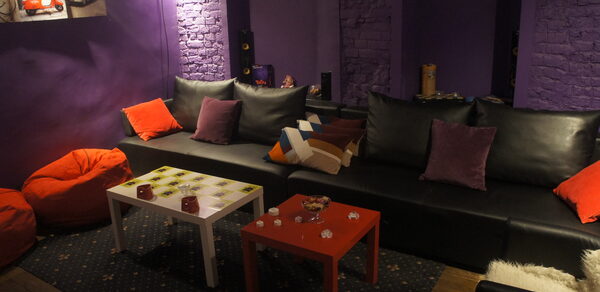 Мини-кинотеатр с играми и кальяном