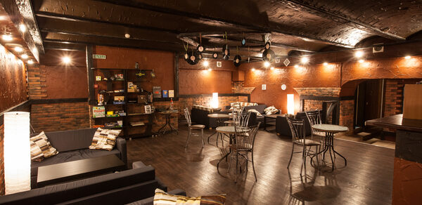  Антикафе Арт-сквер Зал с барной стойкой в центре