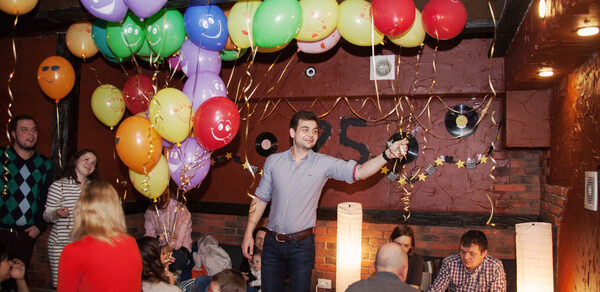  Антикафе Арт-сквер Зал с барной стойкой в центре