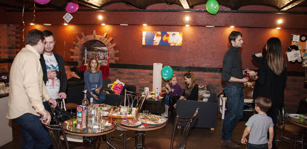  Антикафе Арт-сквер Зал с барной стойкой в центре