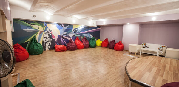 Антикафе Арт-сквер Пространство со сценой и мягкими пуфиками