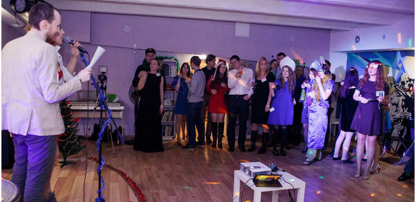 Антикафе Арт-сквер Пространство со сценой и мягкими пуфиками