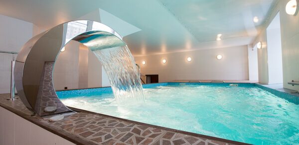 Лефортовские Бани и Сауны Зал с бассейном и водопадом