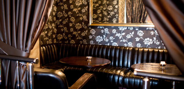 Зал с кабинками в центре Москвы