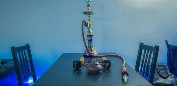 Антикафе "Коперник" Зал. Неоновая подсветка, диваны