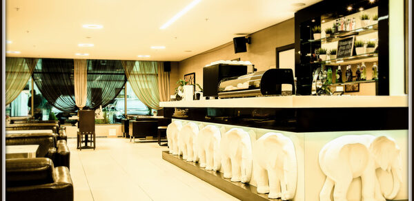 Бар с зелеными растениями