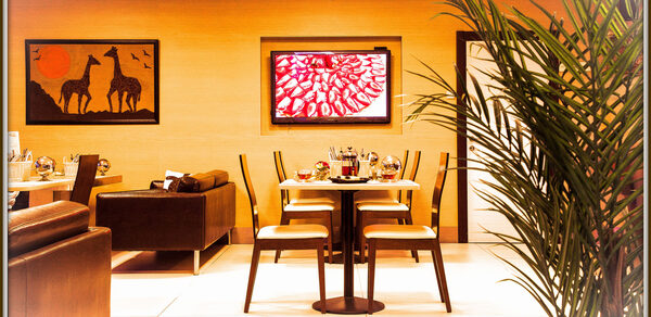 Бар с зелеными растениями