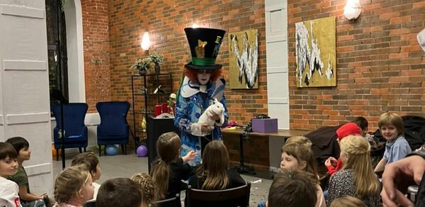 Кирпичный лофт с большими окнами для детских праздников 