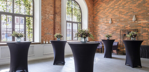 Кирпичный лофт с большими окнами для детских праздников 