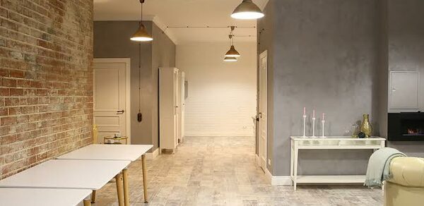 Лофт с кухней и камином 