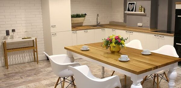 Лофт с кухней и камином 