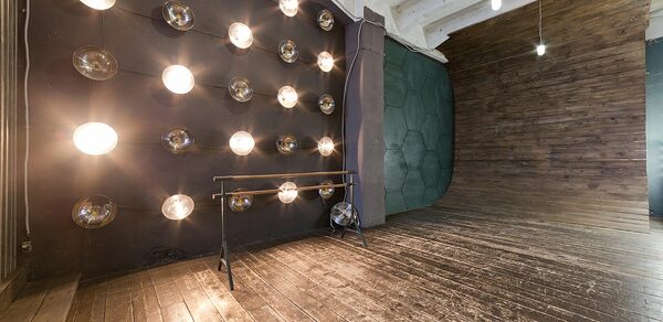 Wood Studios Лофт с декорациями на Электрозаводской