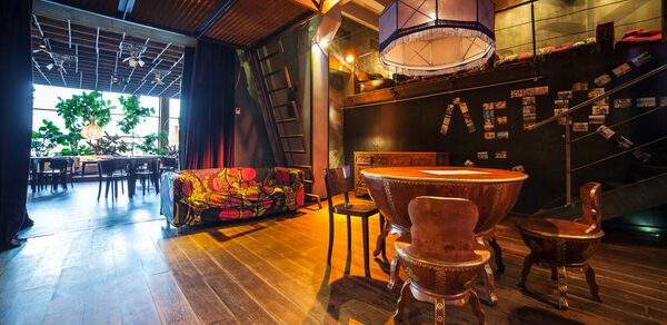 The Place. Уютный клуб: два зала, сцена