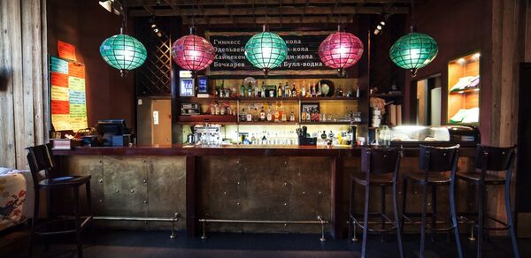 The Place. Уютный клуб: два зала, сцена