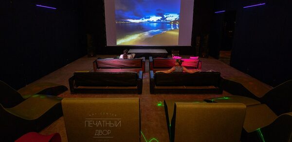 Зал оснащённый профессиональным светом