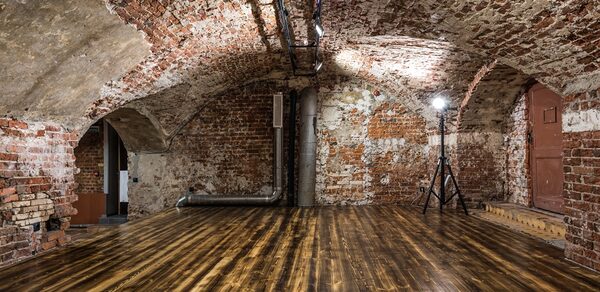 Культурный центр Хитровка Лофт в красном кирпиче со сводами