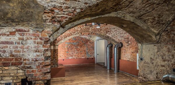 Культурный центр Хитровка Лофт в красном кирпиче со сводами