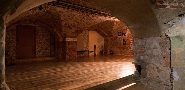 Культурный центр Хитровка Лофт в красном кирпиче со сводами