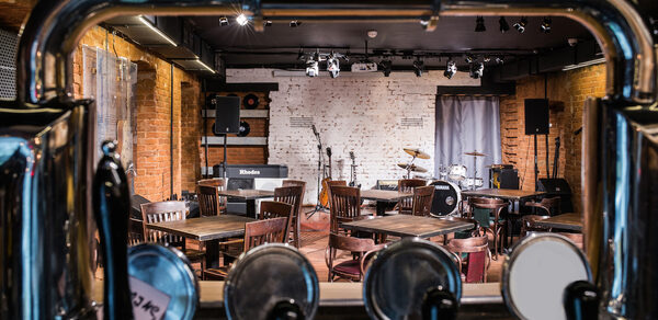 Kontora Grill Pub. Лофт-бар со сценой