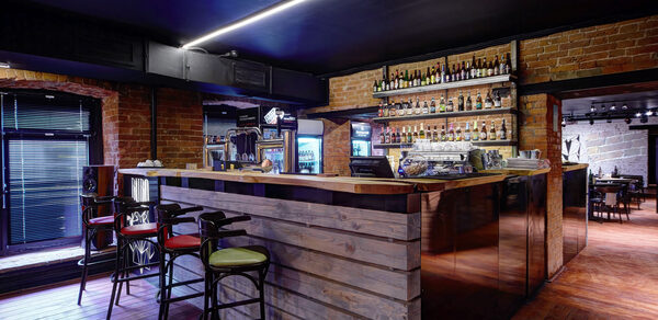 Kontora Grill Pub. Лофт-бар со сценой