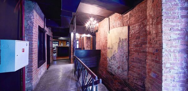 Kontora Grill Pub. Лофт-бар со сценой
