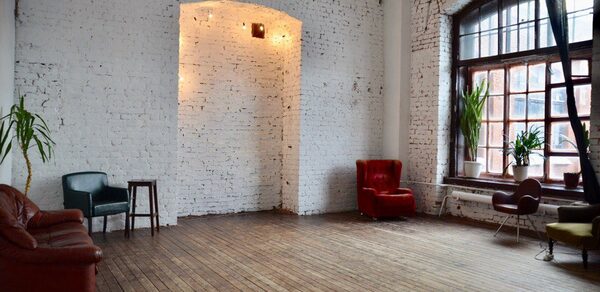 Кирпичный лофт с большими окнами
