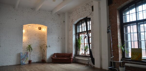 Кирпичный лофт с большими окнами