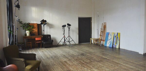 Кирпичный лофт с большими окнами