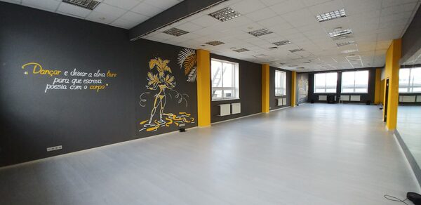 Яркий зал для танцев и вечеринок