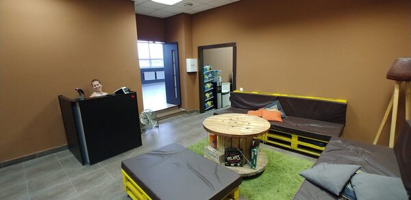 Яркий зал для танцев и вечеринок