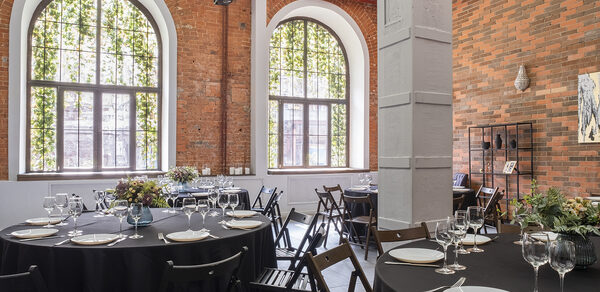 Кирпичный лофт с большими окнами